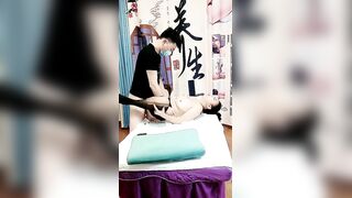 骚技师勾搭男客户，床上按摩黑丝情趣撩起衣服漏出奶子调戏小哥的大鸡巴，床上激情抽插草的好猛让小哥射一逼