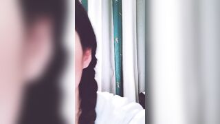 麻花辫顶级美女【中篇】细腰翘臀牛仔裤，扭动屁股掰开穴，修长美腿揉捏贫乳，对着镜头揉搓阴蒂，震动棒摩擦高潮娇喘