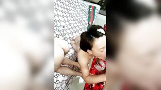 母女直播激情大秀4P【中篇】全程露脸菊花塞鸡蛋道具被两大哥草骚穴，母女互草一起舔鸡巴，草了骚逼草菊花比母狗还骚