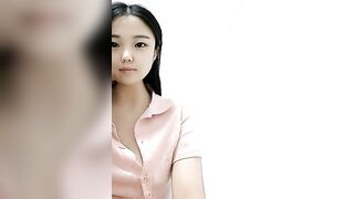 甜甜的小骚妹快开学了挣点生活费【上篇】全程露脸大秀直播很有料，揉捏圆润的奶子自己舔，骚逼特写展示很是粉嫩