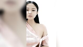甜甜的小骚妹快开学了挣点生活费【下篇】全程露脸大秀直播很有料，揉捏圆润的奶子自己舔，骚逼特写展示很是粉嫩