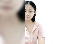 甜甜的小骚妹快开学了挣点生活费【下篇】全程露脸大秀直播很有料，揉捏圆润的奶子自己舔，骚逼特写展示很是粉嫩