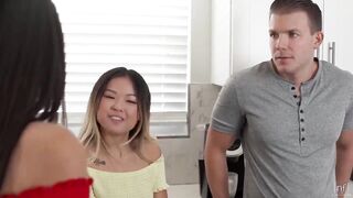 【欧美】一对娇小女孩性欲超强，一起玩帅哥，鸡巴后面插骚逼，屁股做嘴上吃鲍鱼，干出爱液-多人运动