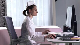 【欧美】两个高挑美女护士制服，白丝情欲躁动互相爱抚，戴上硕大鸡巴啪啪大力抽送，深顶爽的嗷嗷淫叫，高潮喷射啊，真牛-中出颜射