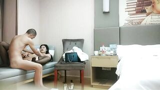 【利哥探花】探花第一打桩机猛男，极品御姐，大长腿黑丝，骚气逼人，如此强烈攻势下还要自慰下才满足，罕见尤物
