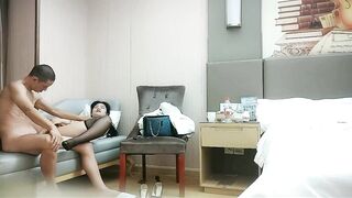 【利哥探花】探花第一打桩机猛男，极品御姐，大长腿黑丝，骚气逼人，如此强烈攻势下还要自慰下才满足，罕见尤物