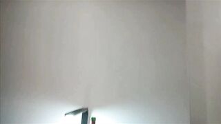 【换妻探花】双男约操短发骚女3P，一个舔逼一个吸奶，双管齐下很淫乱，骑乘爆插大屁股，老哥还在旁边拍视频