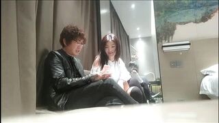 【翻车王伟哥】酒店约外围，怪异的打扮戴着假发草妹子，中途把套子弄破，内射故意埋怨人家的套子质量不行