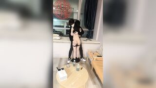 约外围人气学生妹，苗条身材长腿妹子，蹲着口交舔屌抬腿抽插，放在桌子上大力撞击